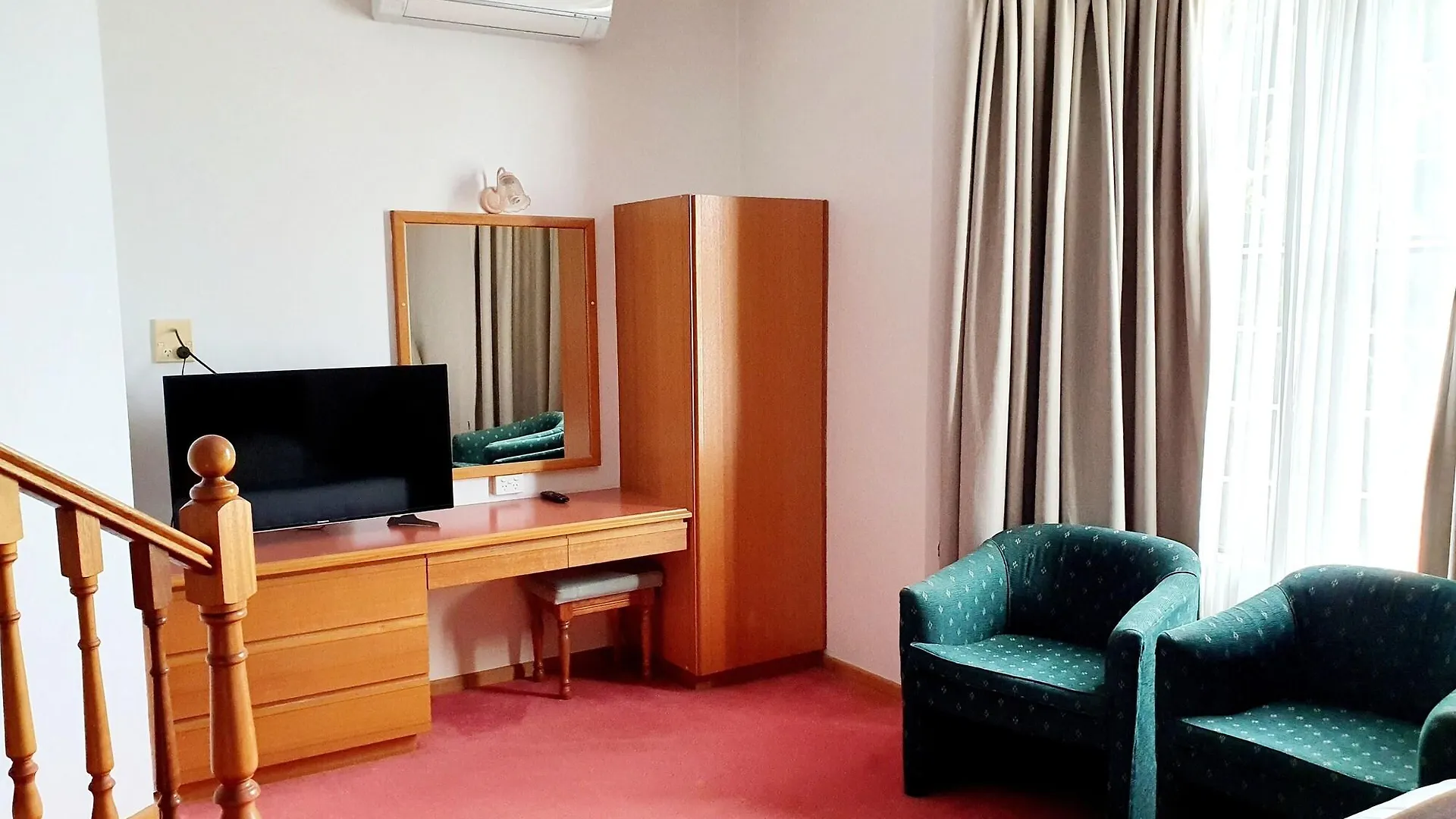 Mcnevins Warwick Motel