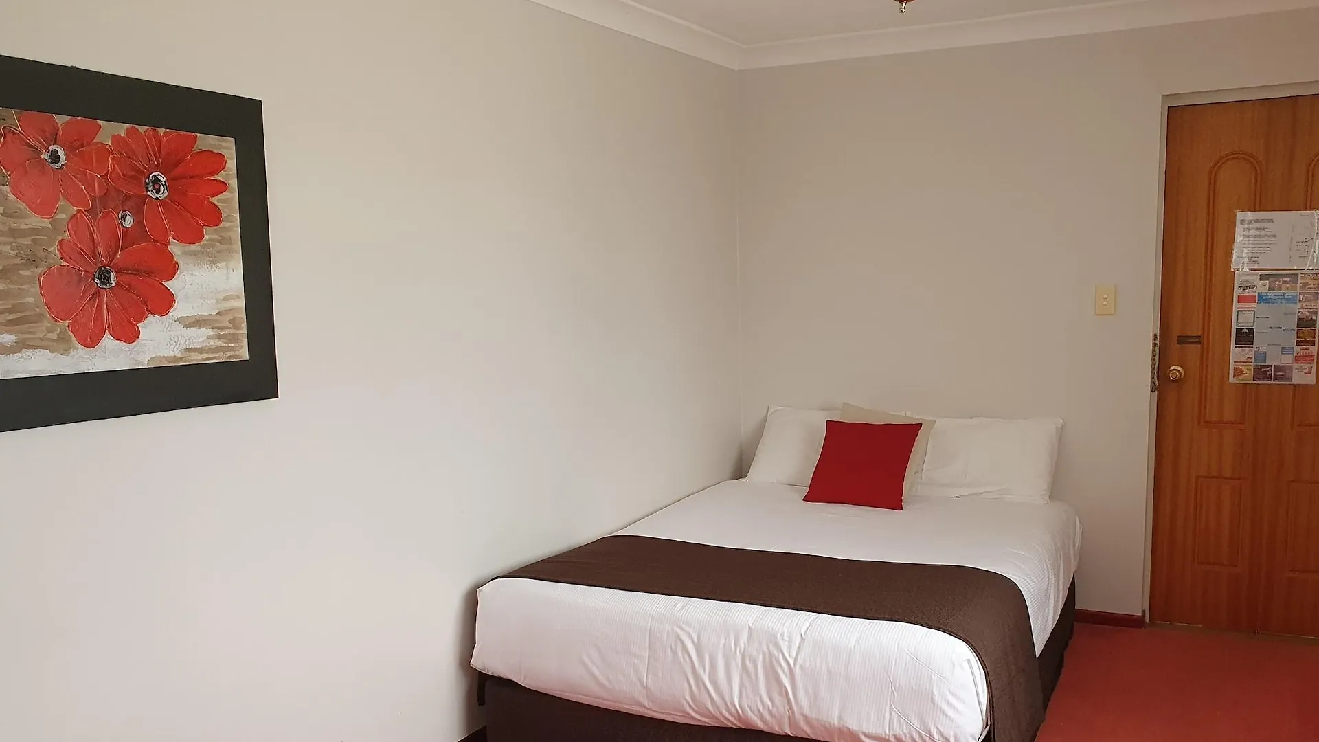 Mcnevins Warwick Motel