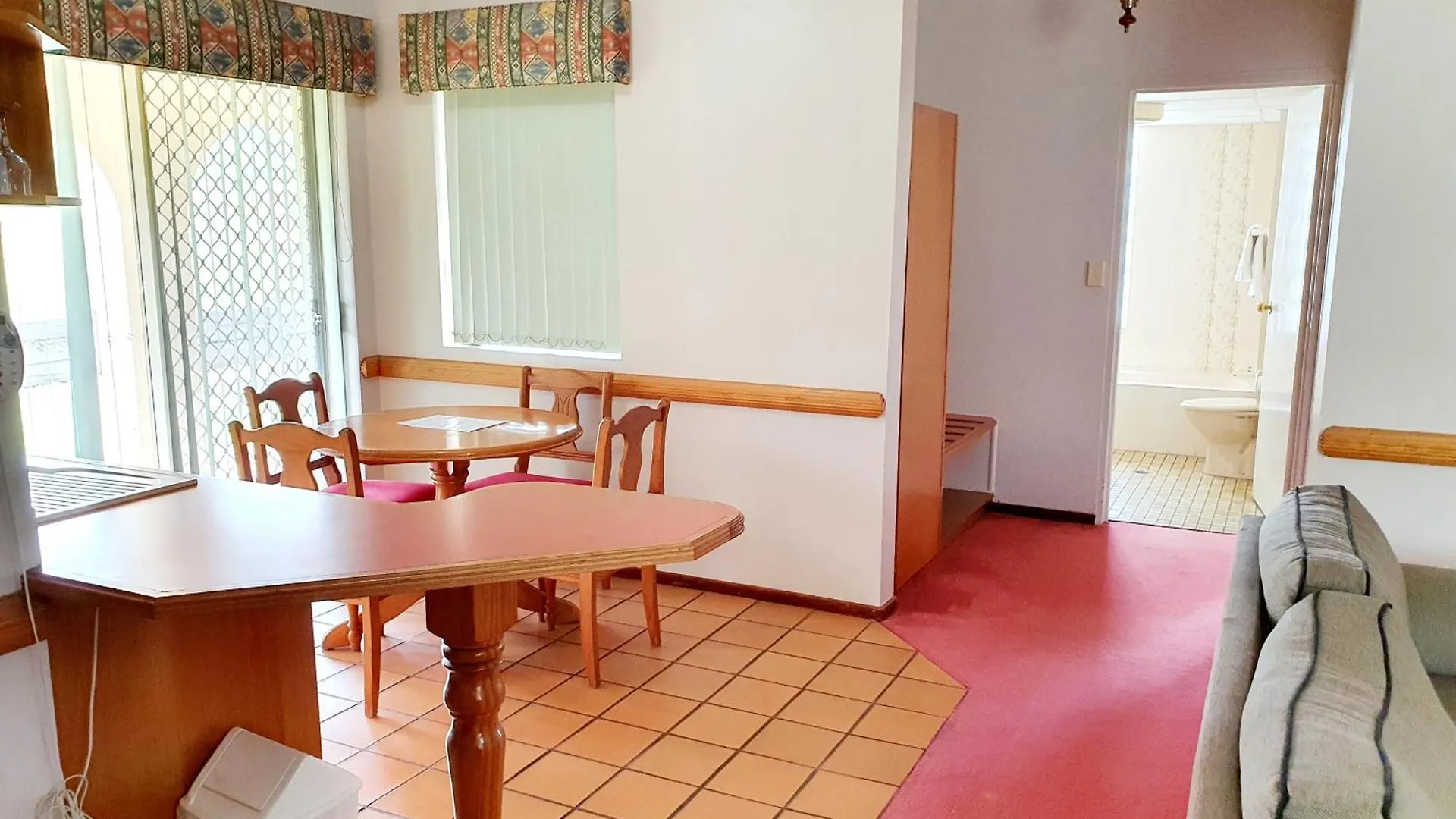 Mcnevins Warwick Motel 3*,