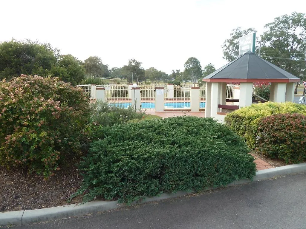 Mcnevins Warwick Motel