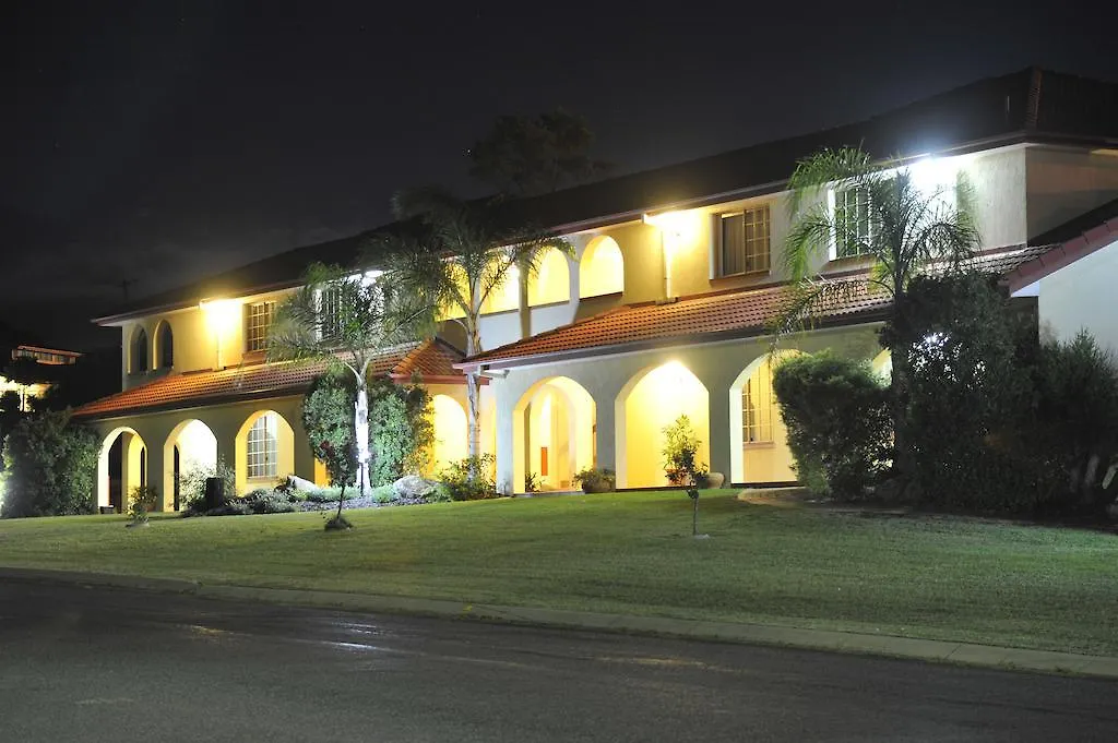 Mcnevins Warwick Motel