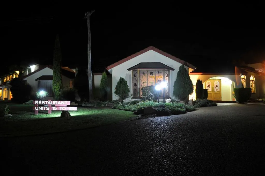 Mcnevins Warwick Motel