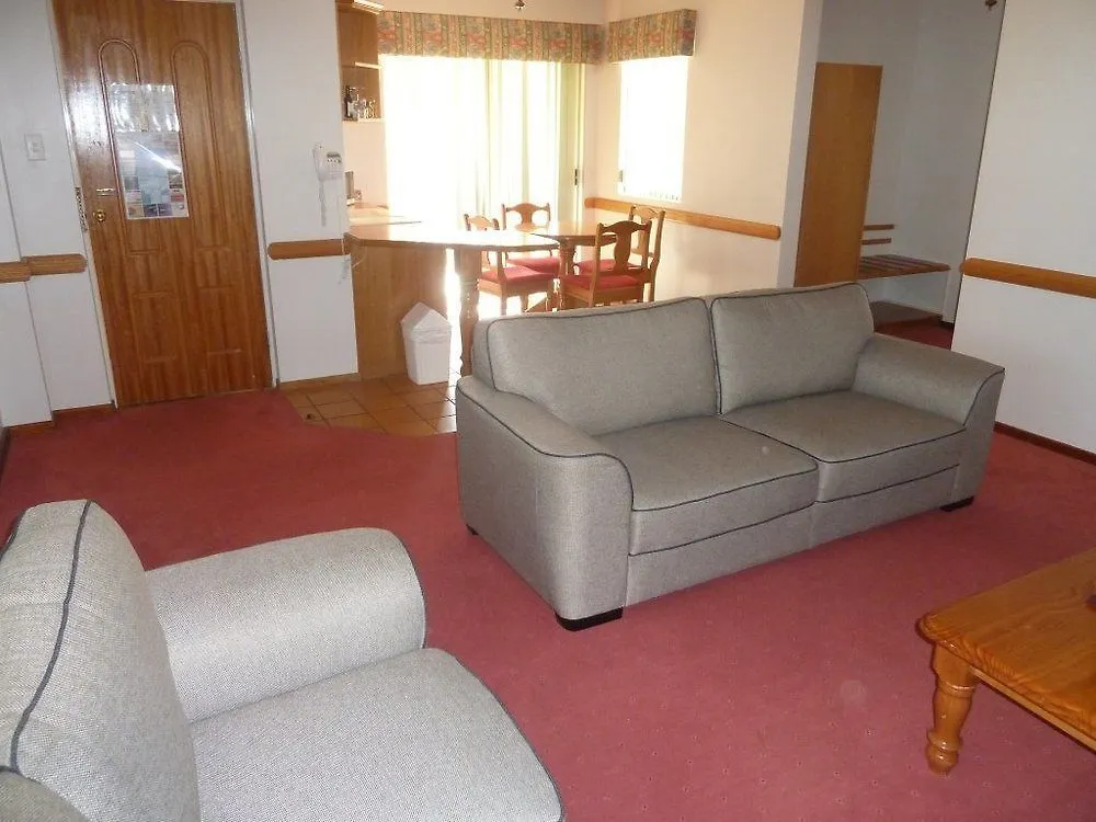 Mcnevins Warwick Motel