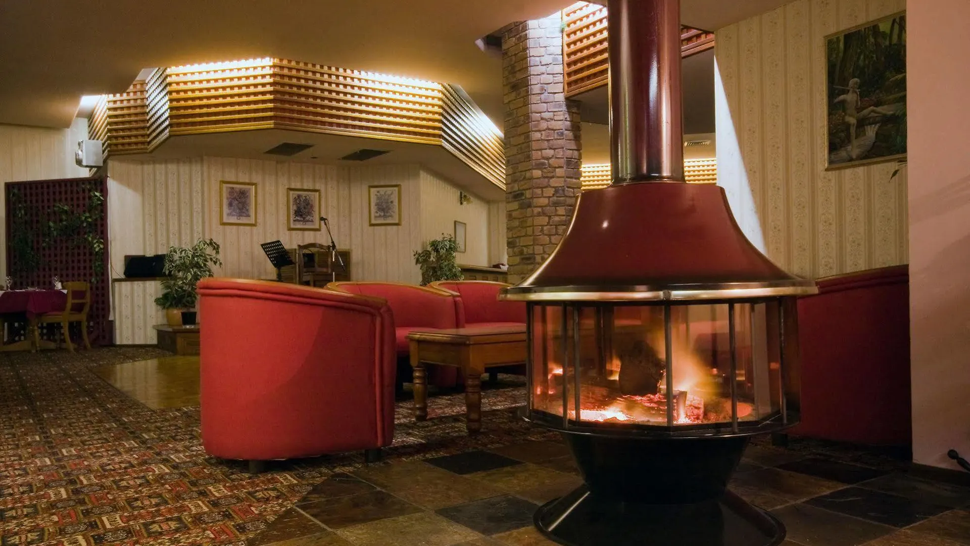 Mcnevins Warwick Motel