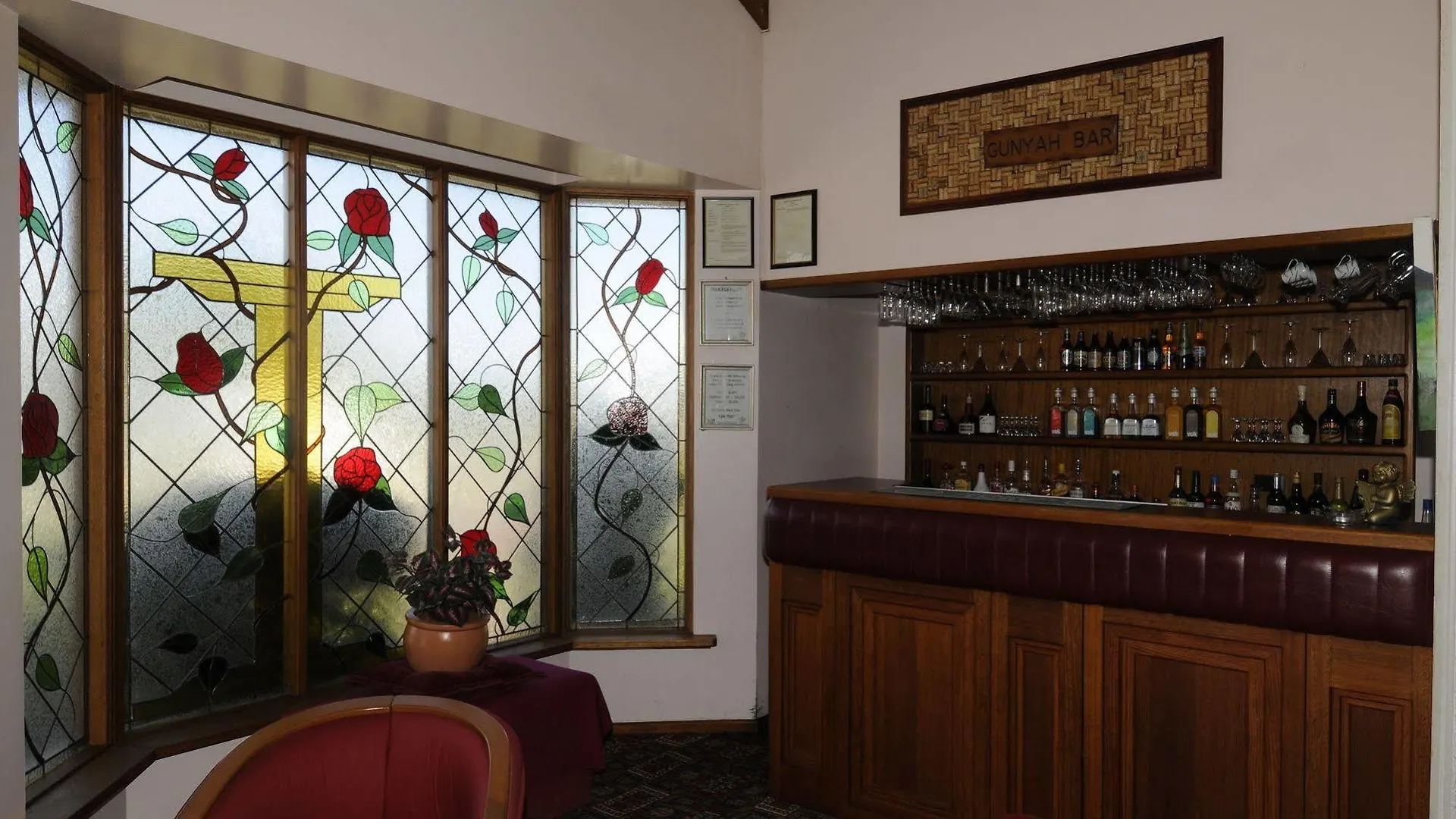 Mcnevins Warwick Motel