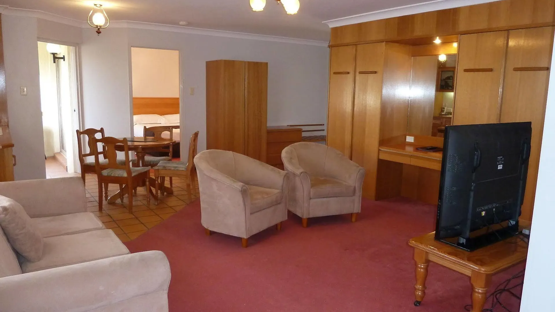 Mcnevins Warwick Motel