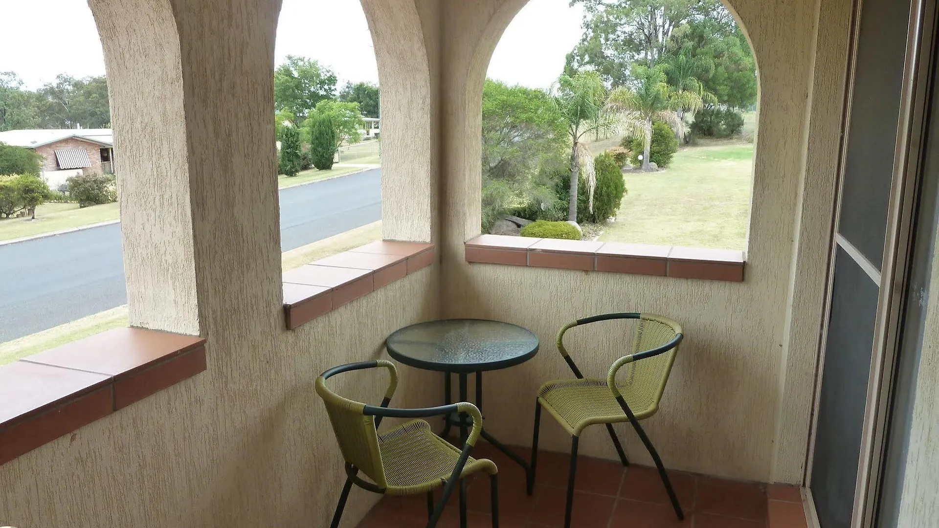 Mcnevins Warwick Motel