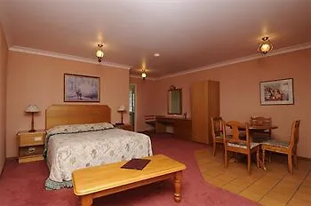 Mcnevins Warwick Motel