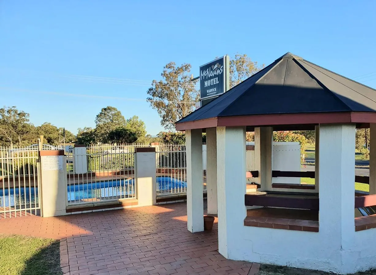 Mcnevins Warwick Motel