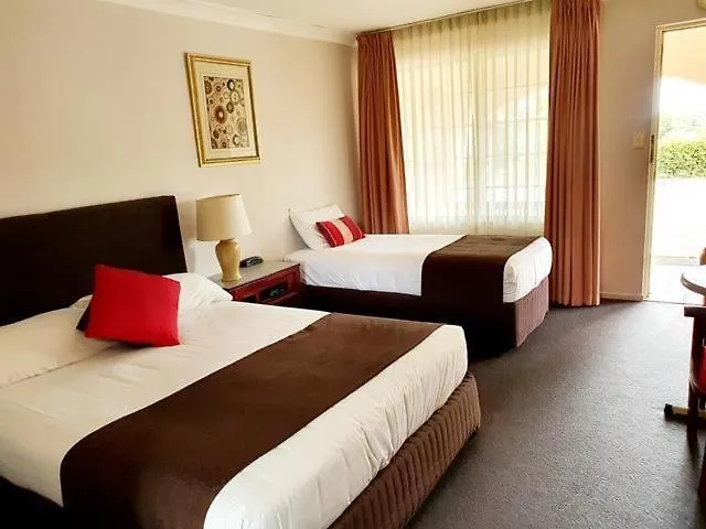 Mcnevins Warwick Motel