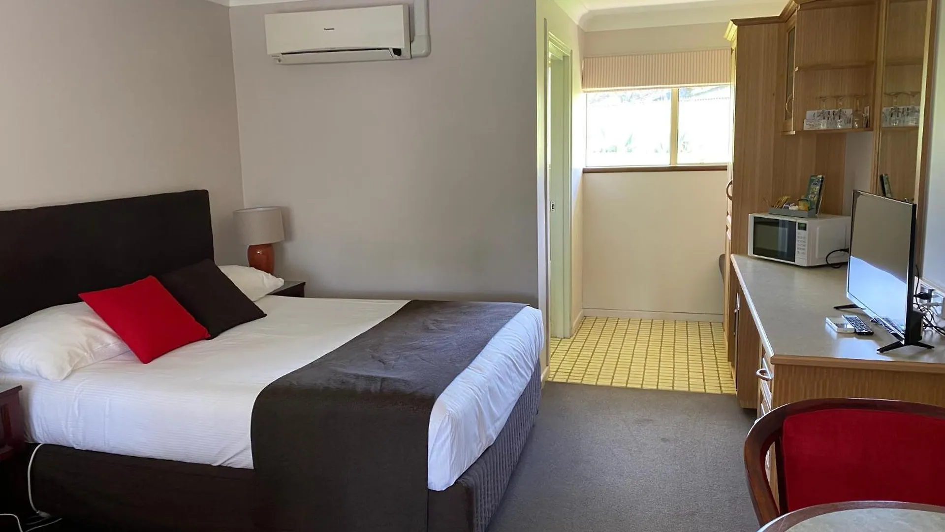 Mcnevins Warwick Motel