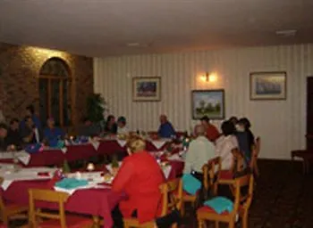 Mcnevins Warwick Motel