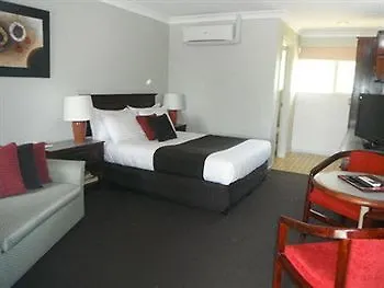 Mcnevins Warwick Motel