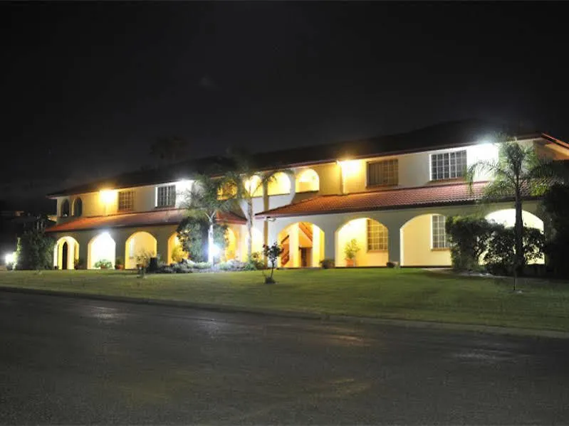 Mcnevins Warwick Motel